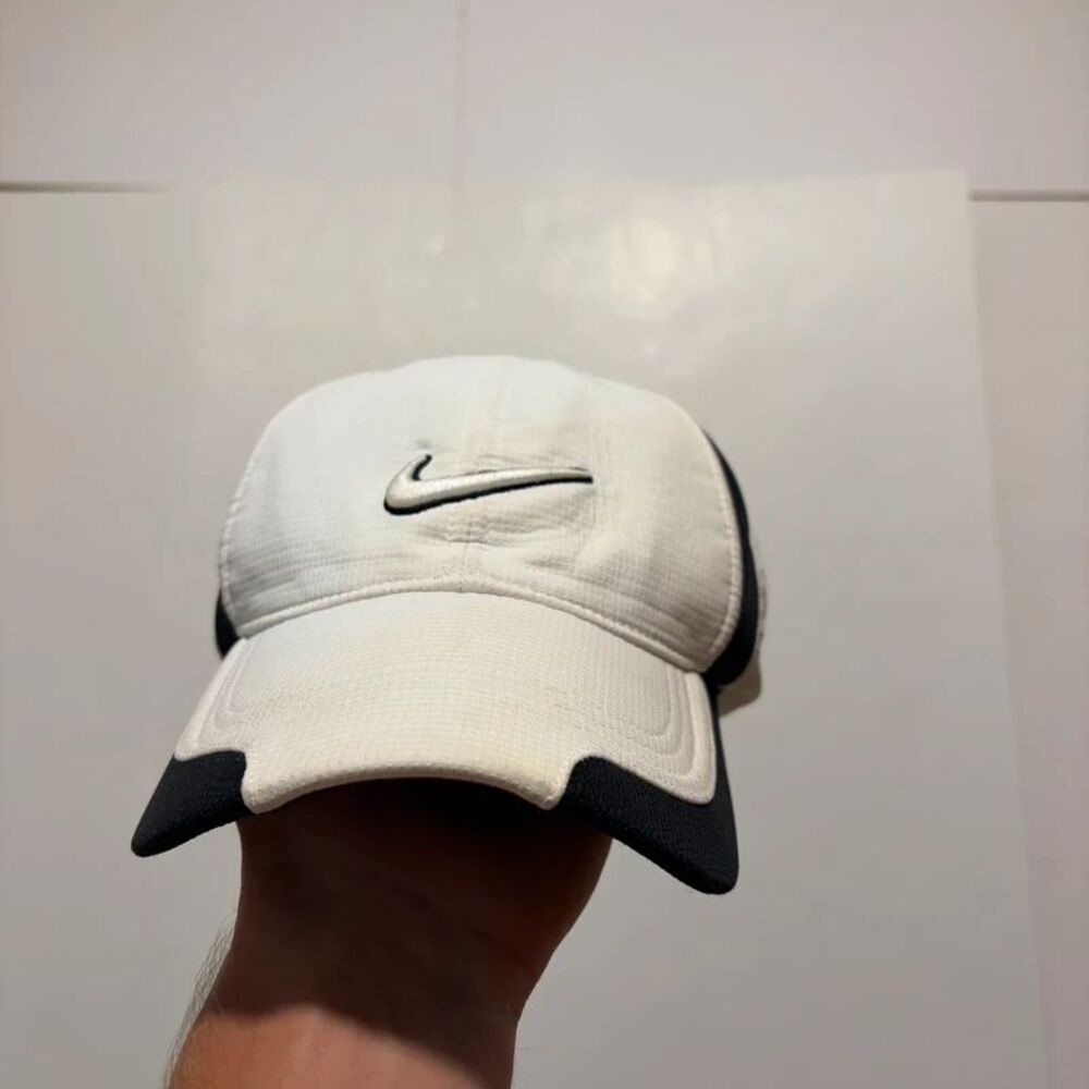 Vintage black and white Nike golf hat